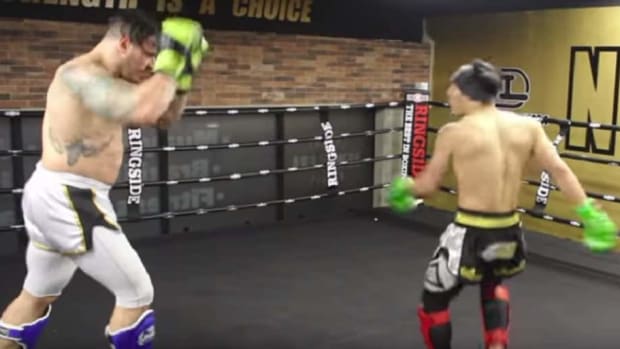145lb MMA fighter demonstrates how to defeat a GIANT
