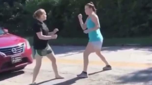 Girl puts on boxing CLINIC in road rage battle