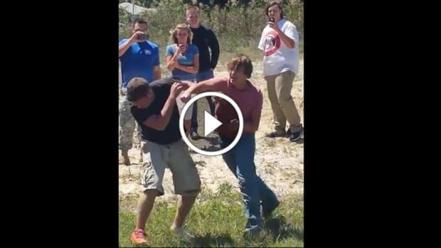 Kid puts on wrestling CLINIC during street fight