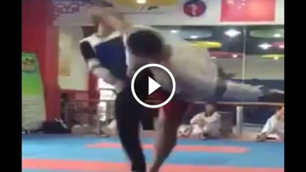 Taekwondo sparring session ends in CRAZY KO