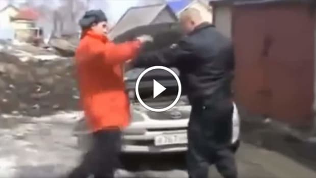 Russian police officer uses Krav Maga vs. violent suspect