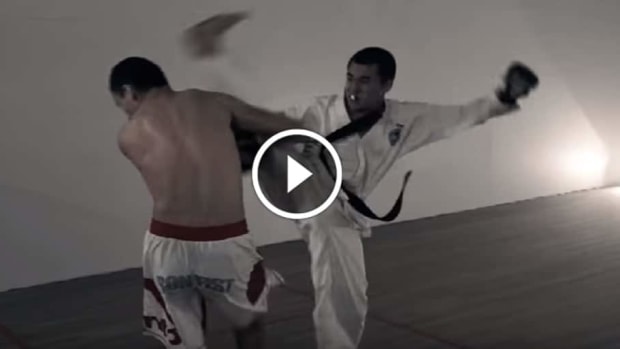 Muay Thai fighter vs. Taekwondo blackbelt - does NOT last long