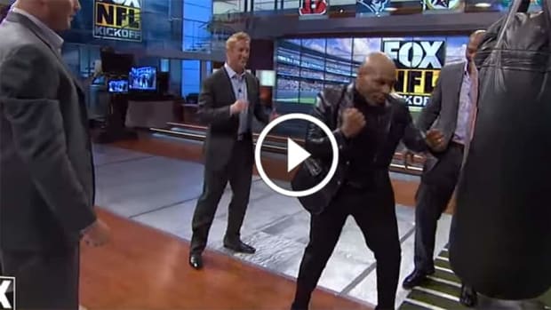 Mike Tyson gives Brian Urlacher a boxing lesson