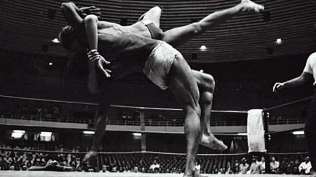Rickson Gracie in crazy no-rules fight against GIANT in 1980