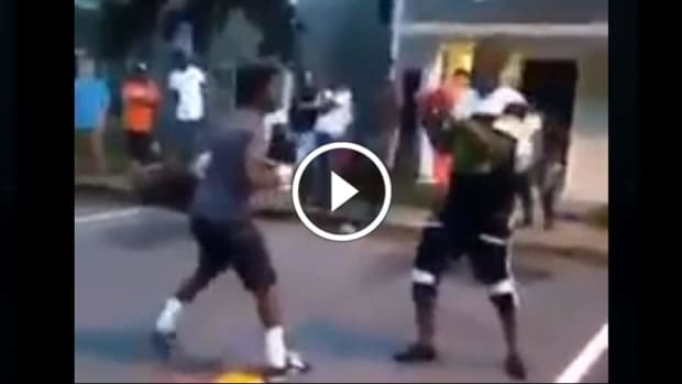 Street boxing fight ends with brutal 3-punch combo