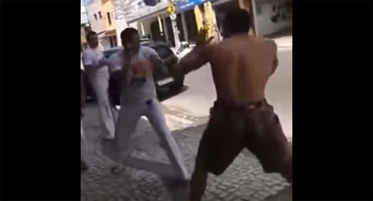 Lone no-rules fighter vs. team of Capoeira fighters throw down on the streets of Brazil