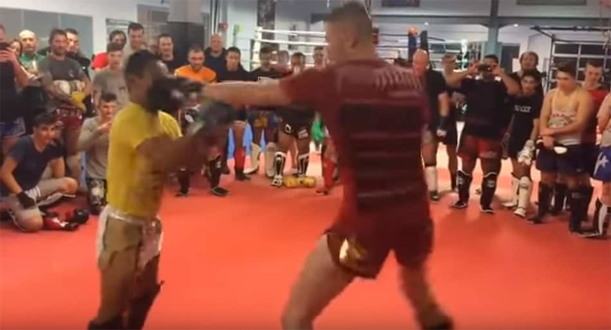 Muay Thai legend Saenchai spars GIANT guy at seminar