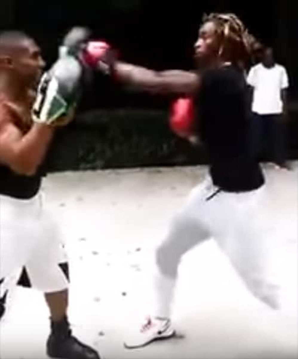 Rapper Young Thug shows off his 'boxing skills'