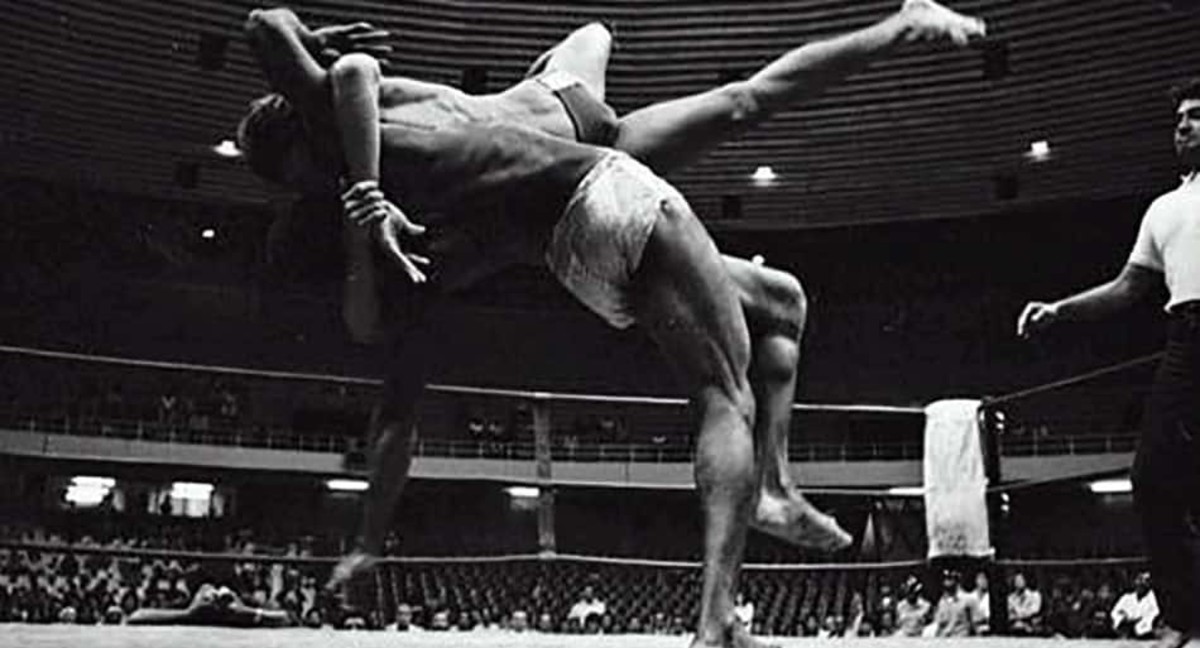 Rickson Gracie in crazy no-rules fight against GIANT in 1980