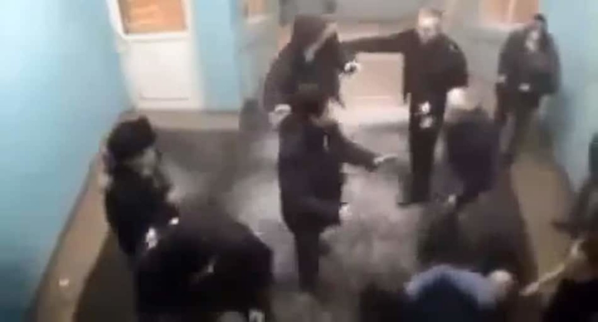 Old man drops FIVE thugs in seconds