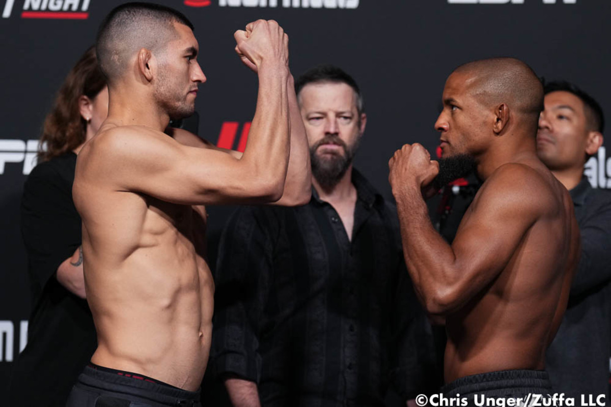 johnny-munoz-tony-gravely-ufc-fight-night-207-official-weigh-ins