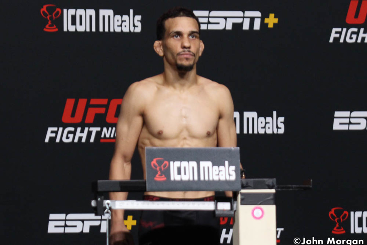 carlos-candelario-ufc-fight-night-214-official-weigh-ins